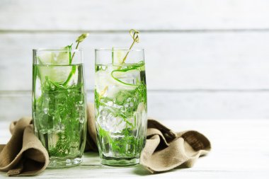 Ahşap masa üzerinde taze organik salatalık suyu ile gözlük