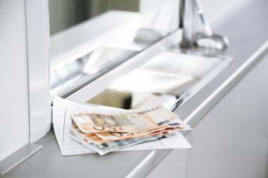 para para departmanı pencere yakınındaki yüzeyinde