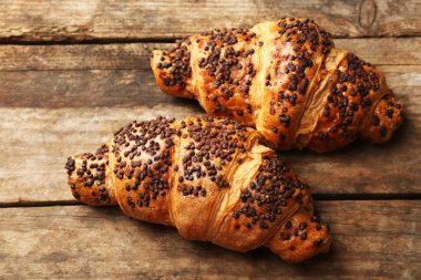 Ahşap zemin üzerine çikolata ile taze ve lezzetli ay çöreği