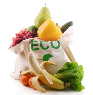 Beyaz izole organik ürünlerle çanta