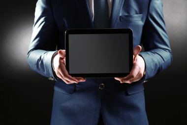 Erkek el ile tablet yakın çekim