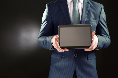 Erkek el ile tablet yakın çekim
