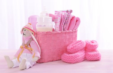 tablo üzerinde açık renkli bebek aksesuarları