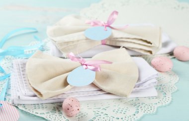 peçete ile Paskalya süsleri renk ahşap arka plan üzerinde