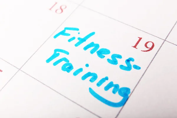 Piano scritto Fitness Training sullo sfondo della pagina del calendario — Foto Stock