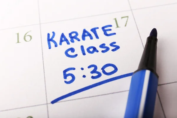 Geschreven van de plan Karate klasse op de achtergrond van de pagina van de kalender — Stockfoto