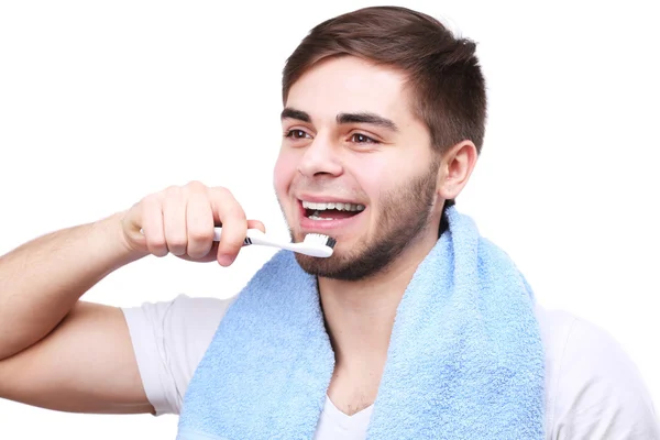 Πορτρέτο της χαμογελαστός νεαρός άνδρας με οδοντόβουρτσα που απομονώνονται σε λευκό — Φωτογραφία Αρχείου