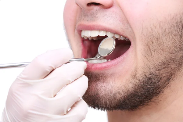 Examen du jeune homme par un dentiste isolé sur fond blanc — Photo