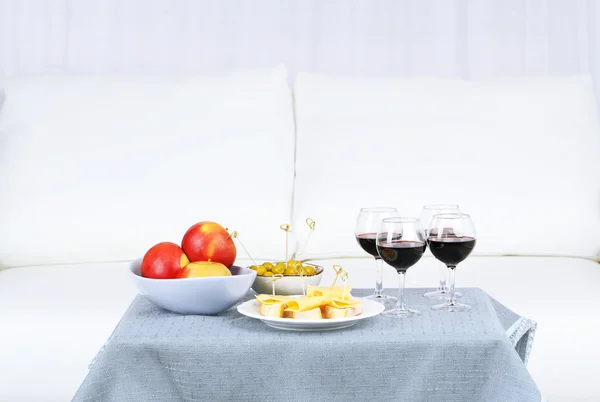 Table à la maison avec nourriture et boissons pour les amis — Photo