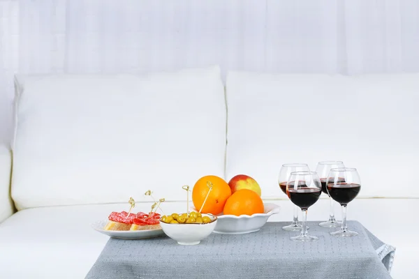 Tavolo a casa con cibi e bevande per gli amici — Foto Stock