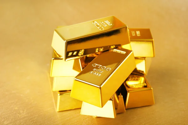 Guldtackor på tabell närbild — Stockfoto