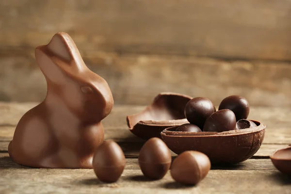 Chocolate ovos de Páscoa em fundo de madeira — Fotografia de Stock