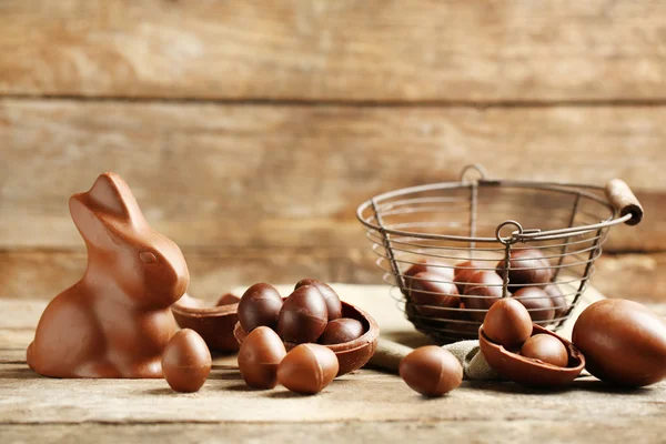木制背景的巧克力复活节彩蛋 — 图库照片
