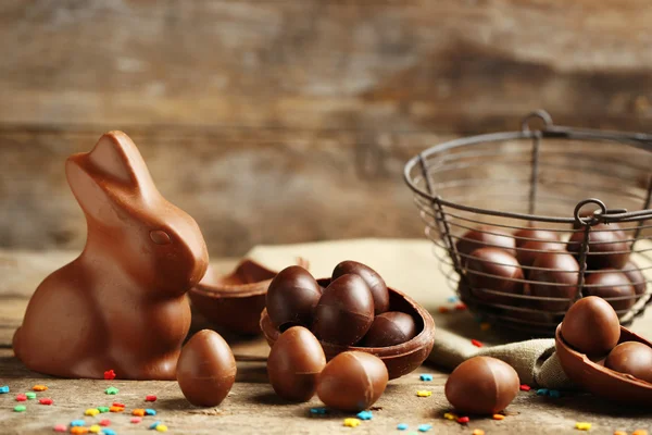 Schokoladen-Ostereier auf Holzgrund — Stockfoto