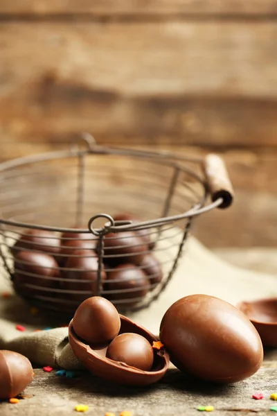 Huevos de Pascua de chocolate sobre fondo de madera — Foto de Stock