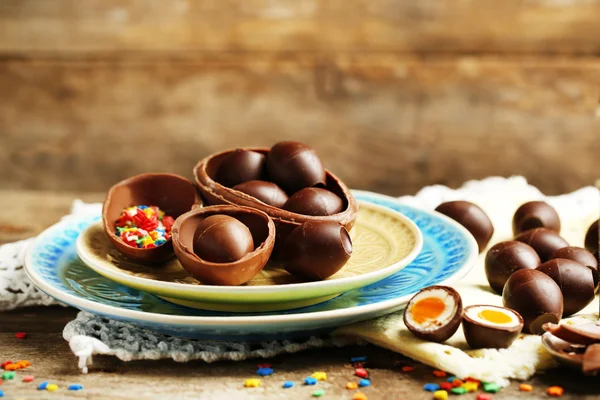 Oeufs de Pâques en chocolat sur fond en bois — Photo