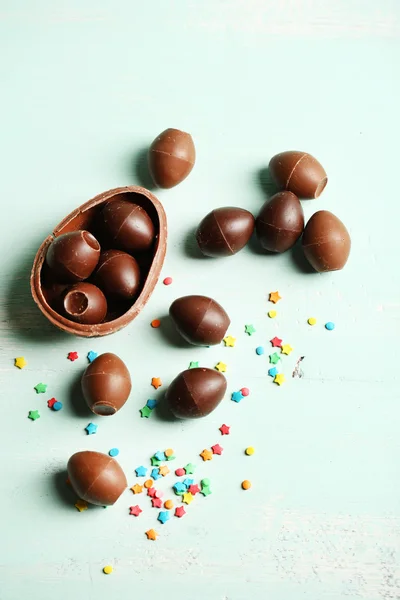 Čokoládové velikonoční vejce na barevném dřevěném pozadí — Stock fotografie
