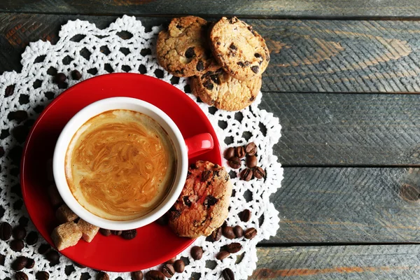 Copa de café y galletas sabrosas sobre fondo de madera — Foto de Stock