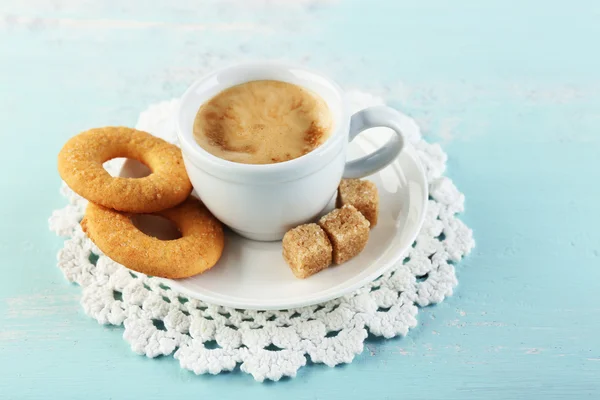 Cangkir kopi dan kue lezat pada warna latar belakang kayu — Stok Foto