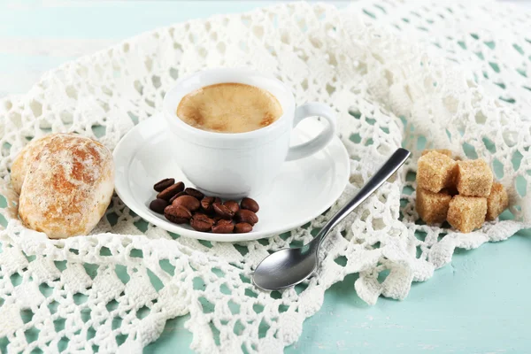 Xícara de café e biscoito saboroso na cor de fundo de madeira — Fotografia de Stock