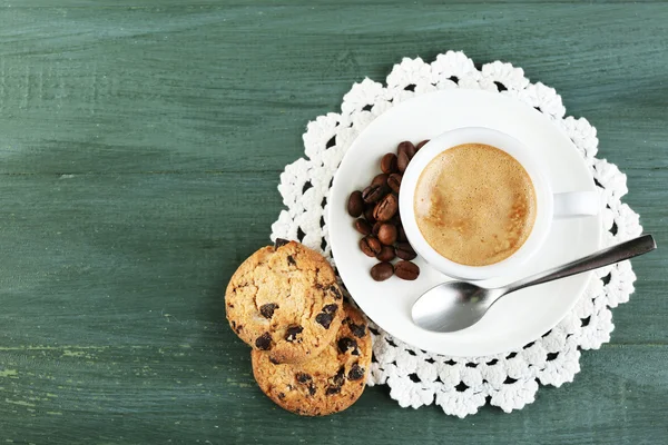 Kopje koffie en lekkere cookie op een houten achtergrond kleur — Stockfoto