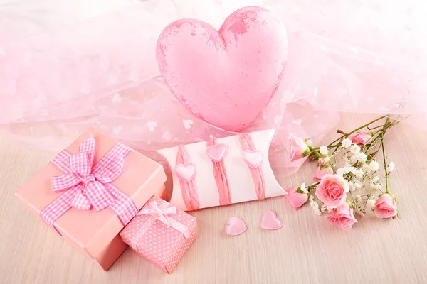 Handgemaakte gift op de dag van de Valentijnskaart, close-up — Stockfoto