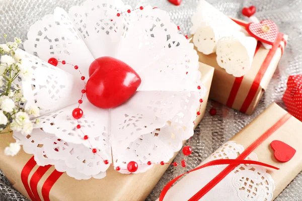 Handgemachte Geschenke am Valentinstag, auf Stoffhintergrund — Stockfoto