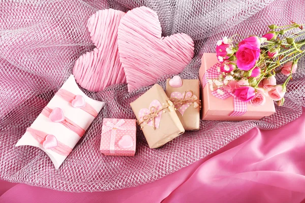 Ručně vyráběné dárky na Valentýna, na pozadí tkaniny — Stock fotografie