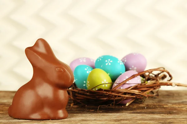 Пасхальная композиция с шоколадным кроликом на светлом фоне — стоковое фото