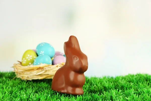 Easter composition with chocolate rabbit on green grass — Stock Photo, Image