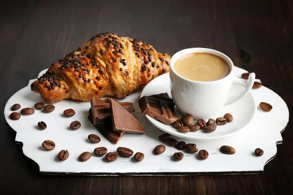 Vers en smakelijk croissants met chocolade en kopje koffie op houten achtergrond — Stockfoto