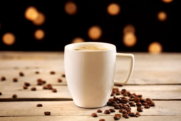 Kopp kaffe på bordet på brun bakgrund — Stockfoto