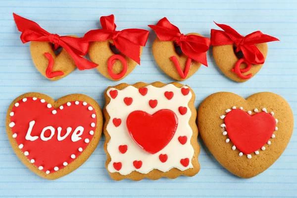 Печенье в форме сердца на день Святого Валентина на цветном фоне — стоковое фото