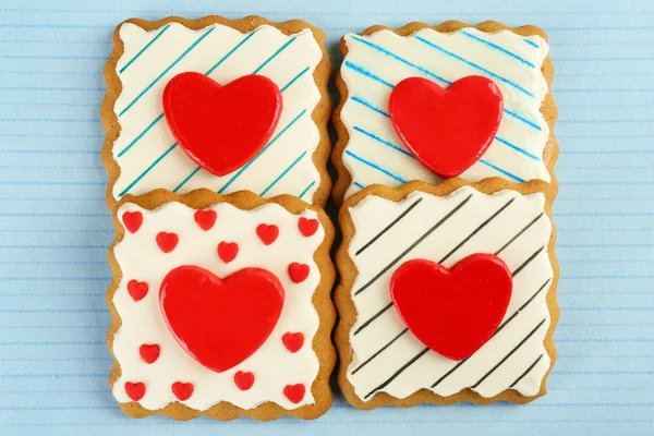 Ciasteczka w kształcie na Walentynki na tle kolor serca — Zdjęcie stockowe