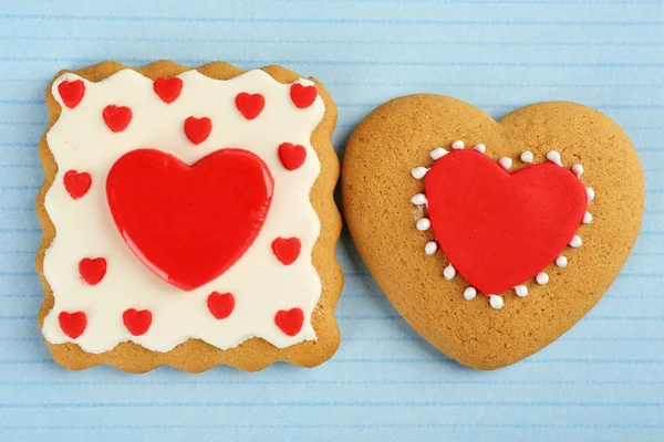 Biscuits en forme de coeur pour la Saint Valentin sur fond de couleur — Photo