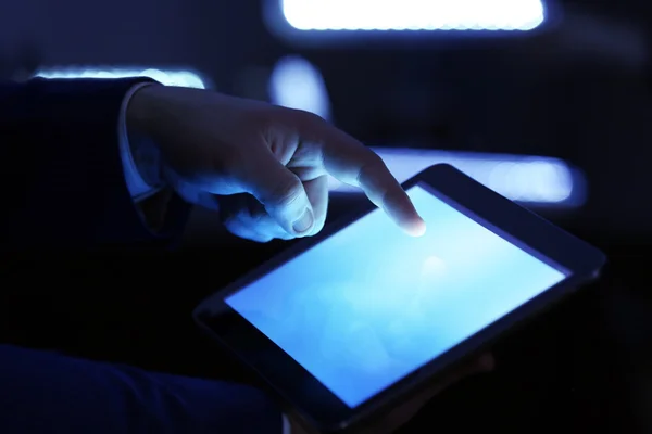 Mannenhand raken scherm tablet close-up — Stockfoto