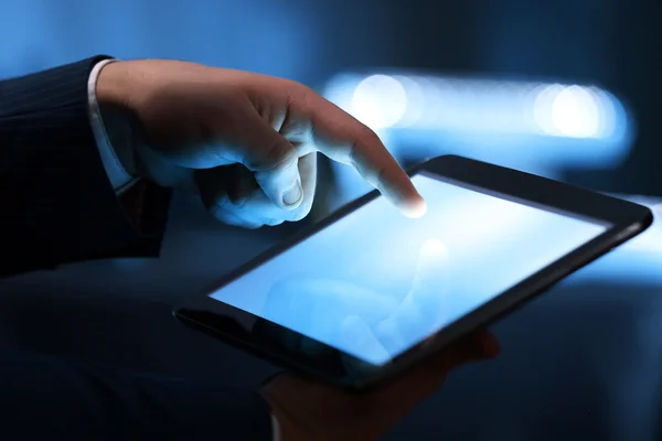 Mannenhand raken scherm tablet close-up — Stockfoto