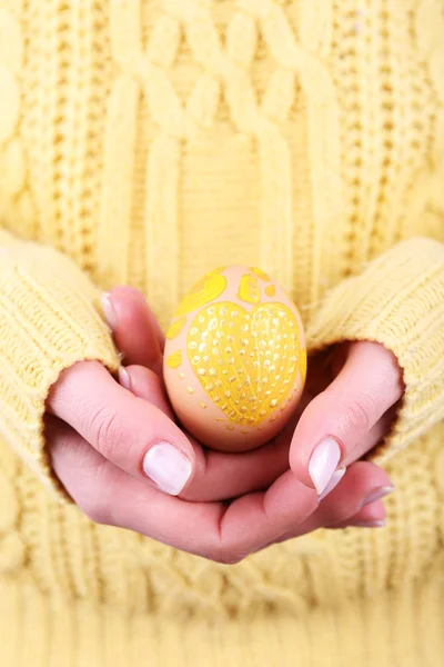 Manos femeninas sosteniendo huevo de Pascua, vista de cerca — Foto de Stock