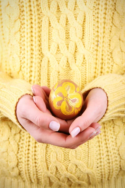 Female hands holding Easter egg, closeup view — Stock Photo, Image