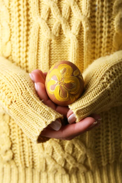 女性手里拿着复活节彩蛋，特写视图 — 图库照片