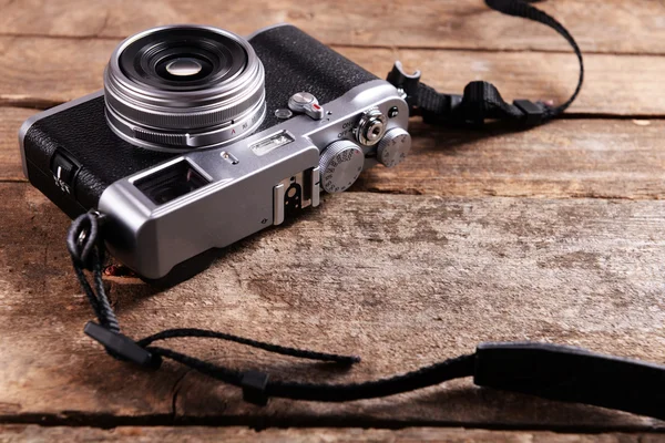 Vecchia macchina fotografica retrò su sfondo rustico tavole di legno — Foto Stock