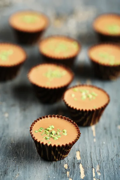 Smaklig choklad godis på träbord — Stockfoto