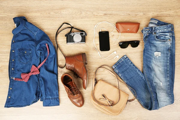 Bodegón de mujer casual. Ropa y accesorios de mujer sobre fondo de madera —  Fotos de Stock