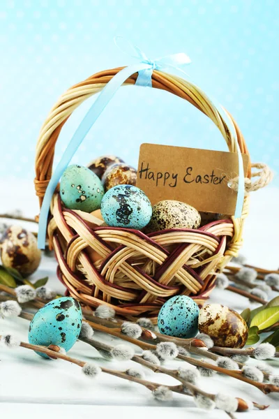 Bird eggs in wicker basket on bright background — Stock Photo, Image
