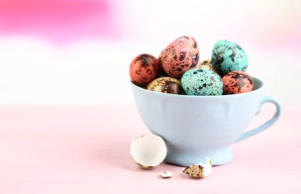 Bird colorful eggs in mug on bright background — Stock Photo, Image