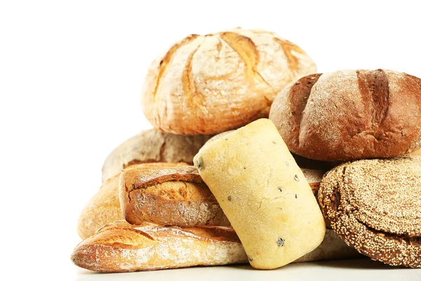 Різний свіжий хліб, ізольований на білому — стокове фото