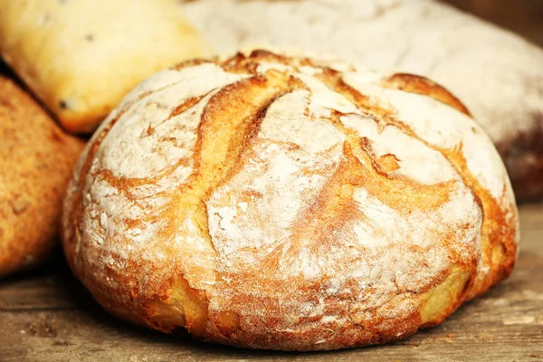 Pane fresco diverso sul vecchio tavolo di legno — Foto Stock