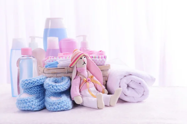 Baby accessoires op tafel op lichte achtergrond — Stockfoto