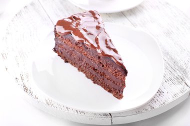 Nefis çikolatalı kek tabakta, açık arkaplanda.