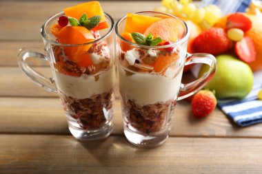 Müsli ve masada meyve sağlıklı katmanlı tatlı